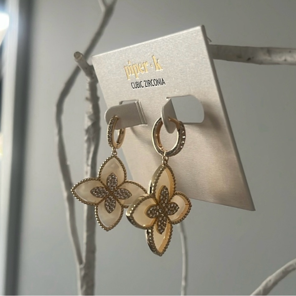 Piper K Clover Pearl Dangle Earrings - New 16$